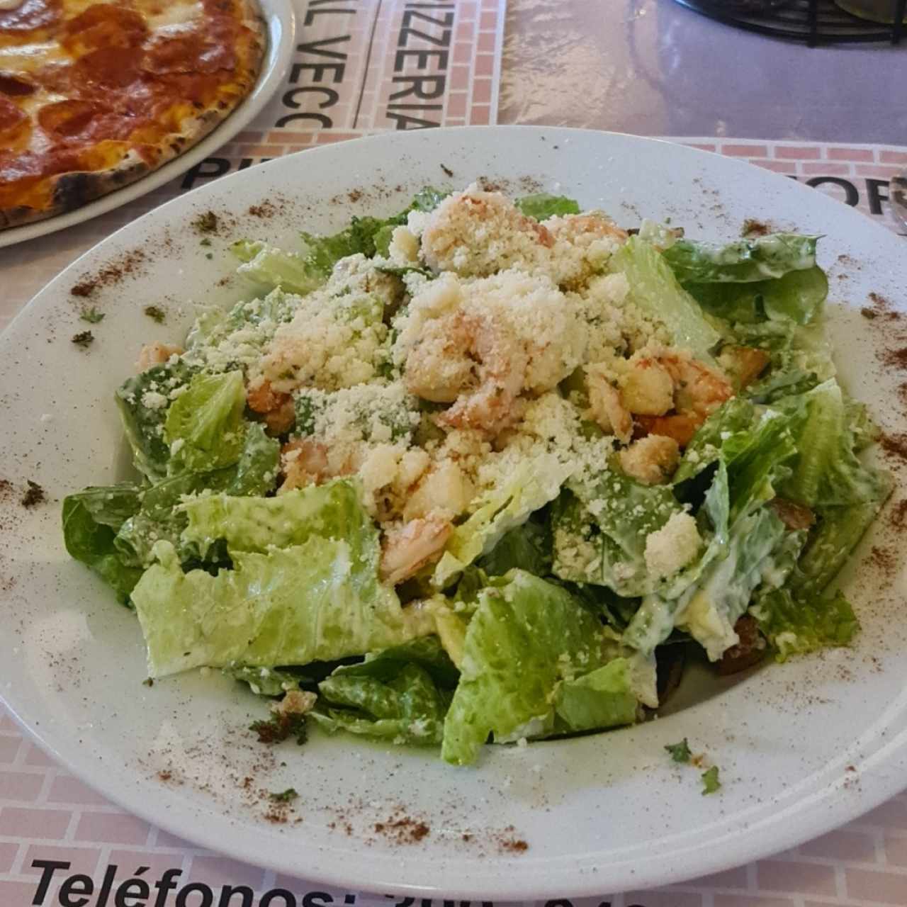 Ensalada cesar con camarones salteados