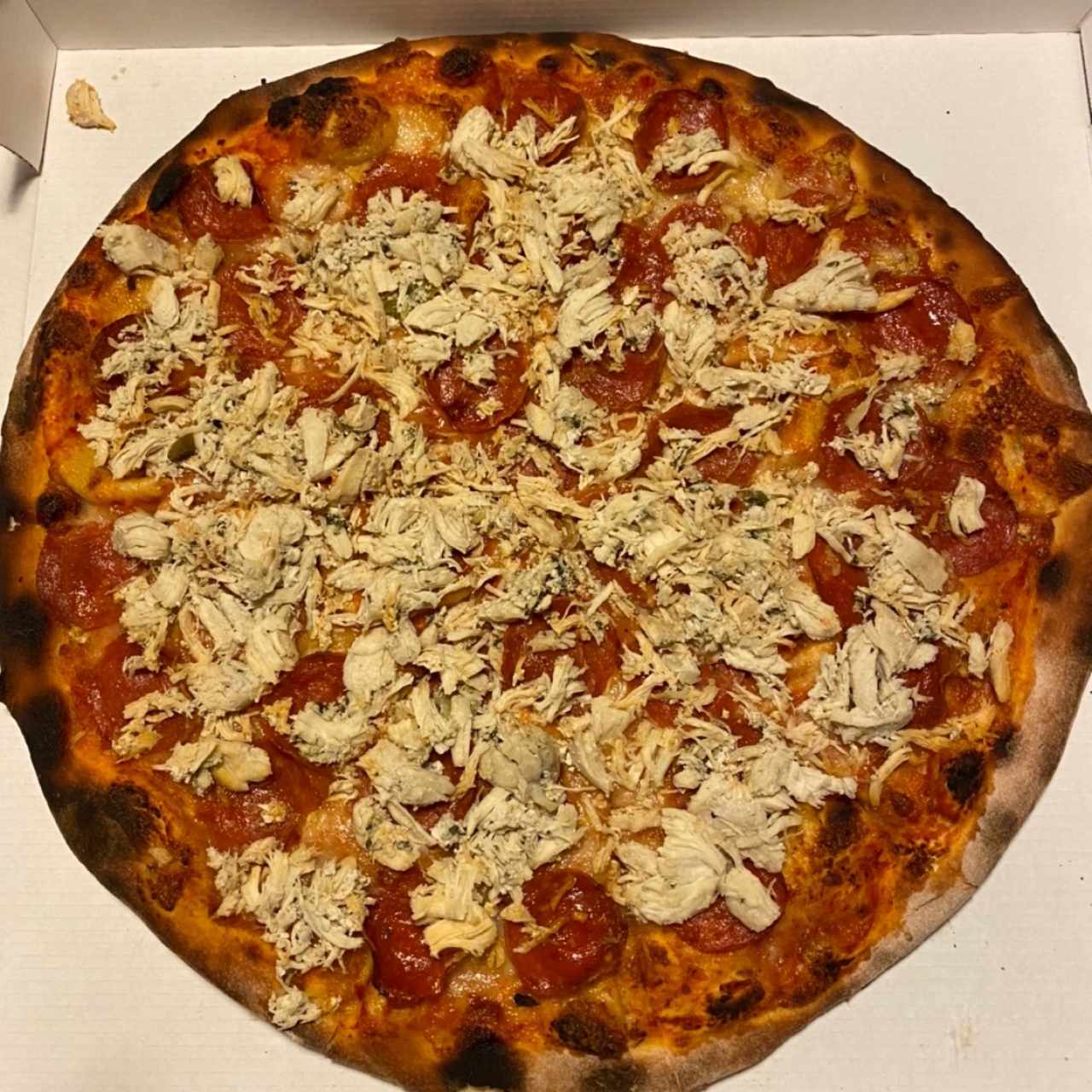 pizza de peperoni y pollo