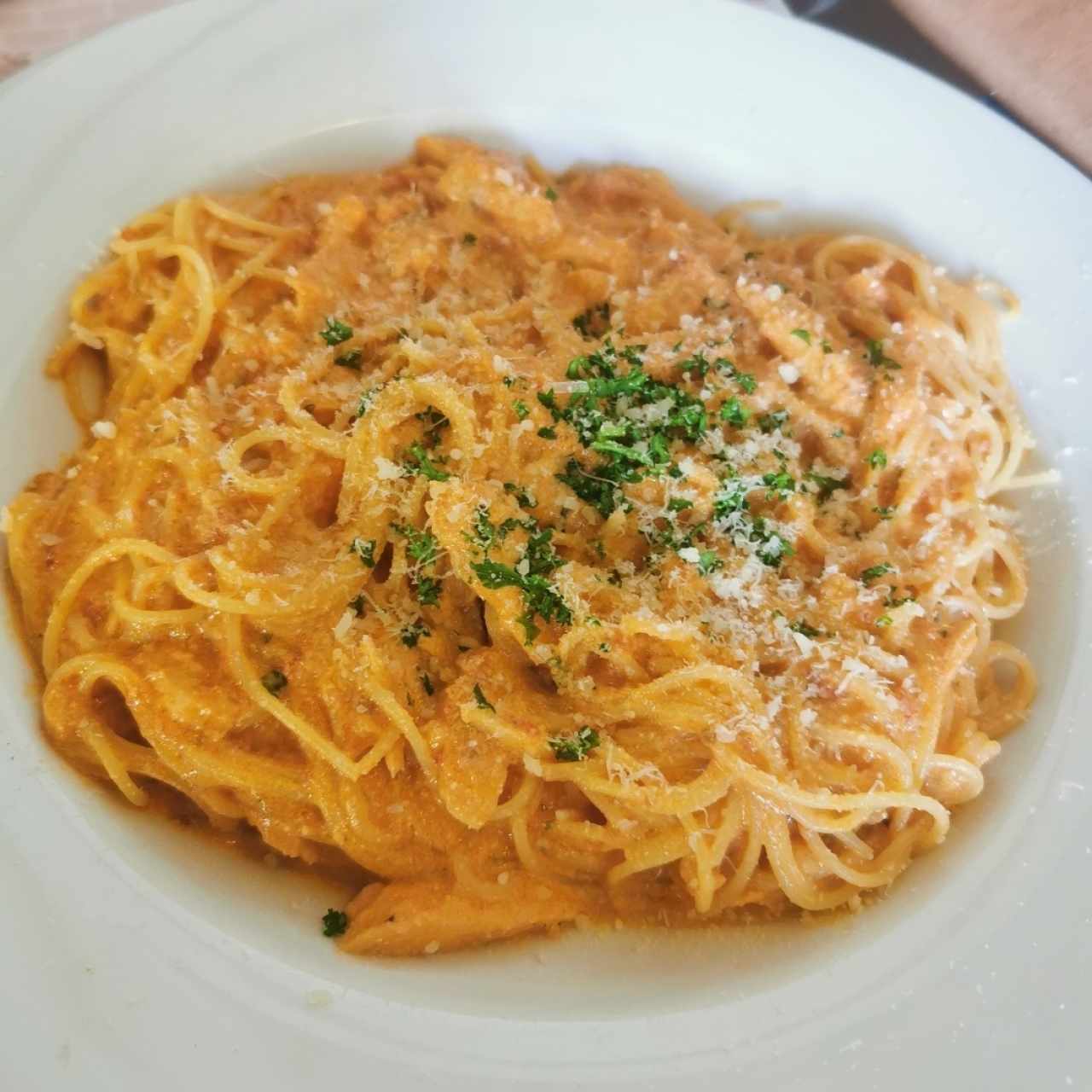 Pasta con salmón en salsa rosada