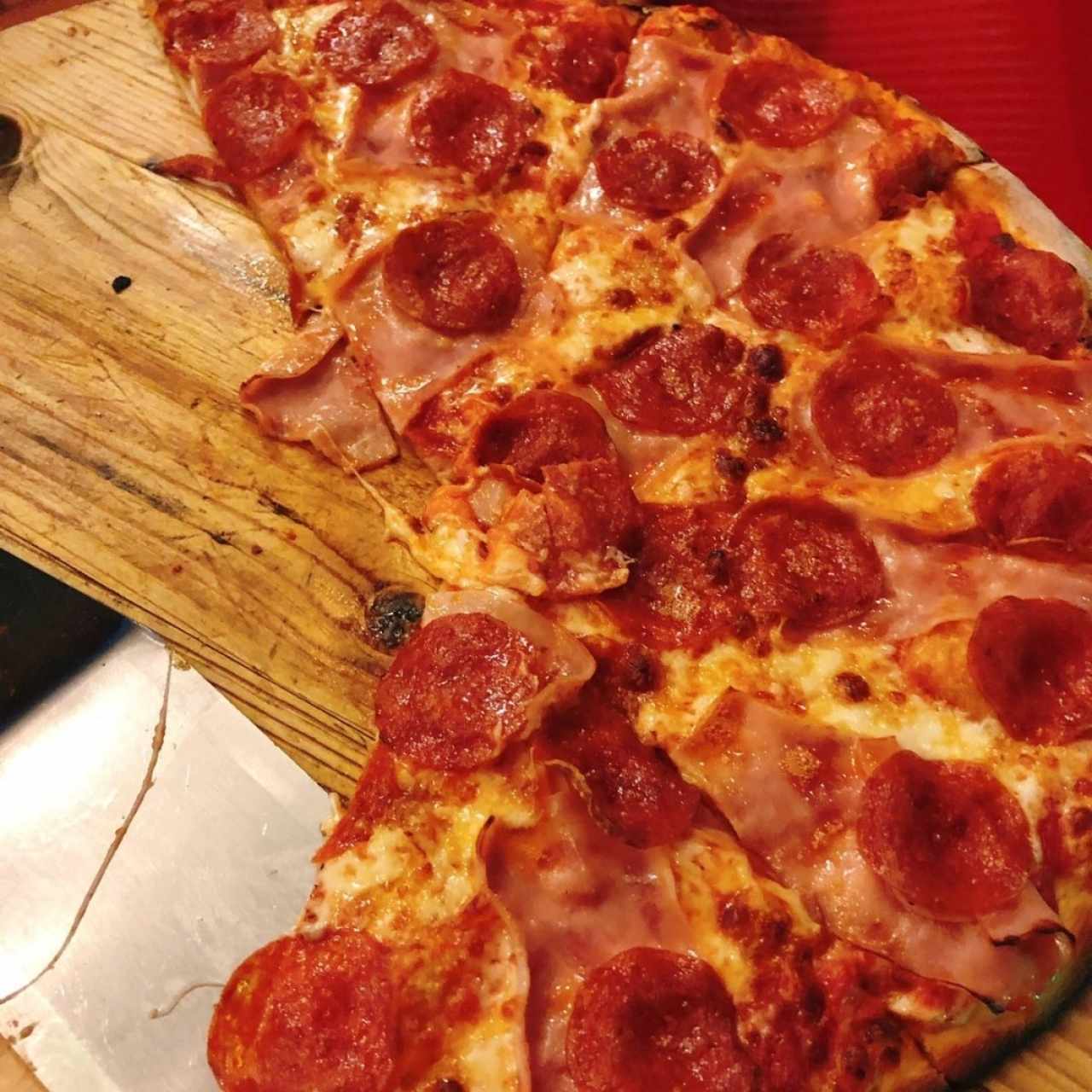 Pizza de pepperoni con jamón 