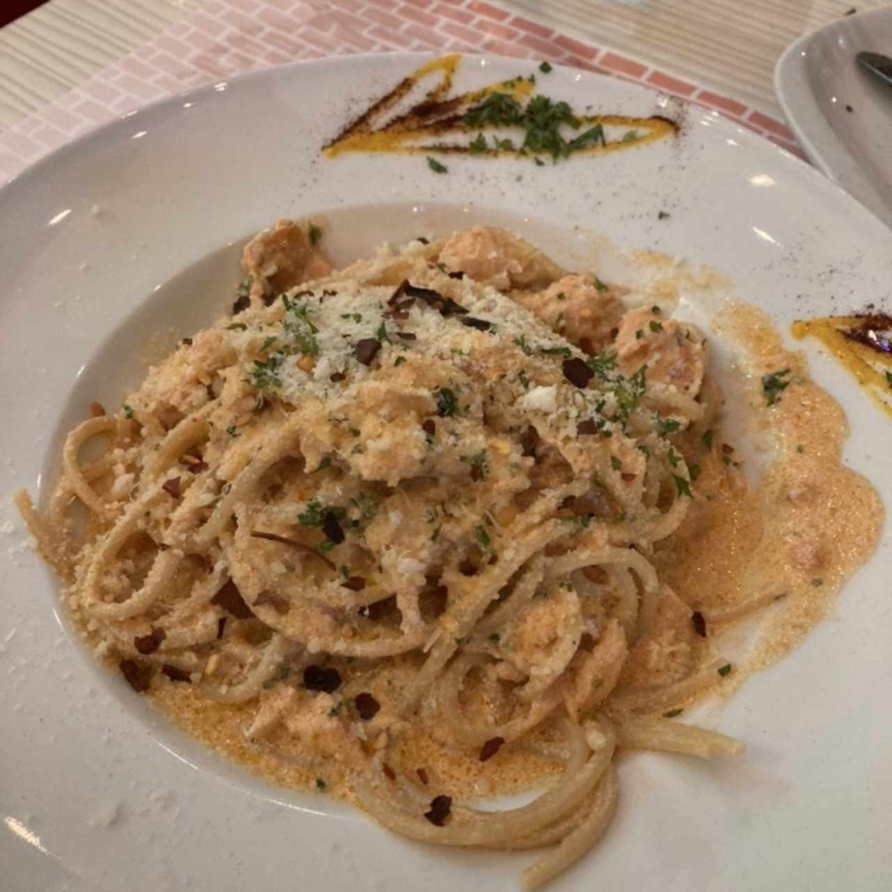 Pasta con salmón en salsa rosada