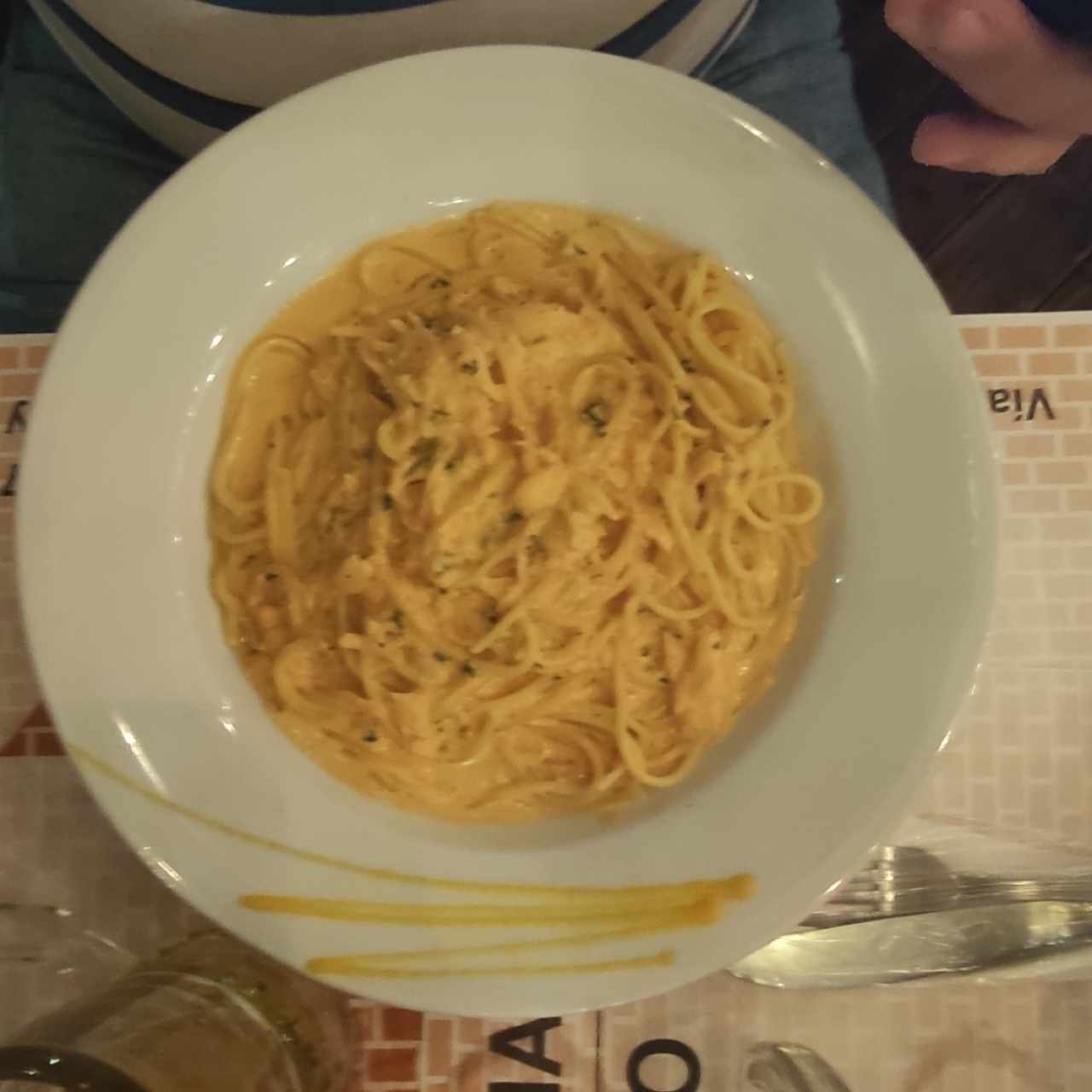 Pasta con salmón en salsa rosada