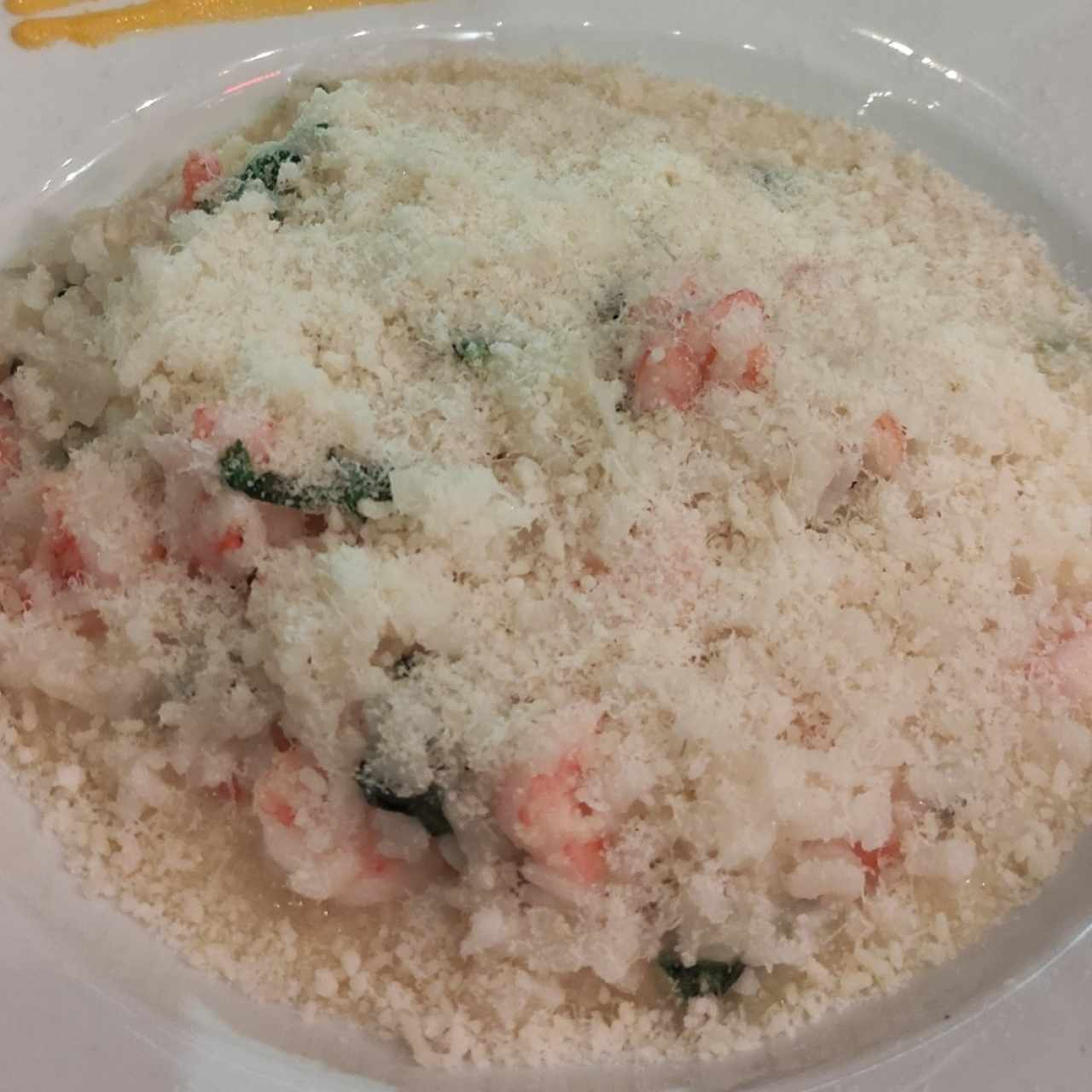 Risotto de camarones y albahaca