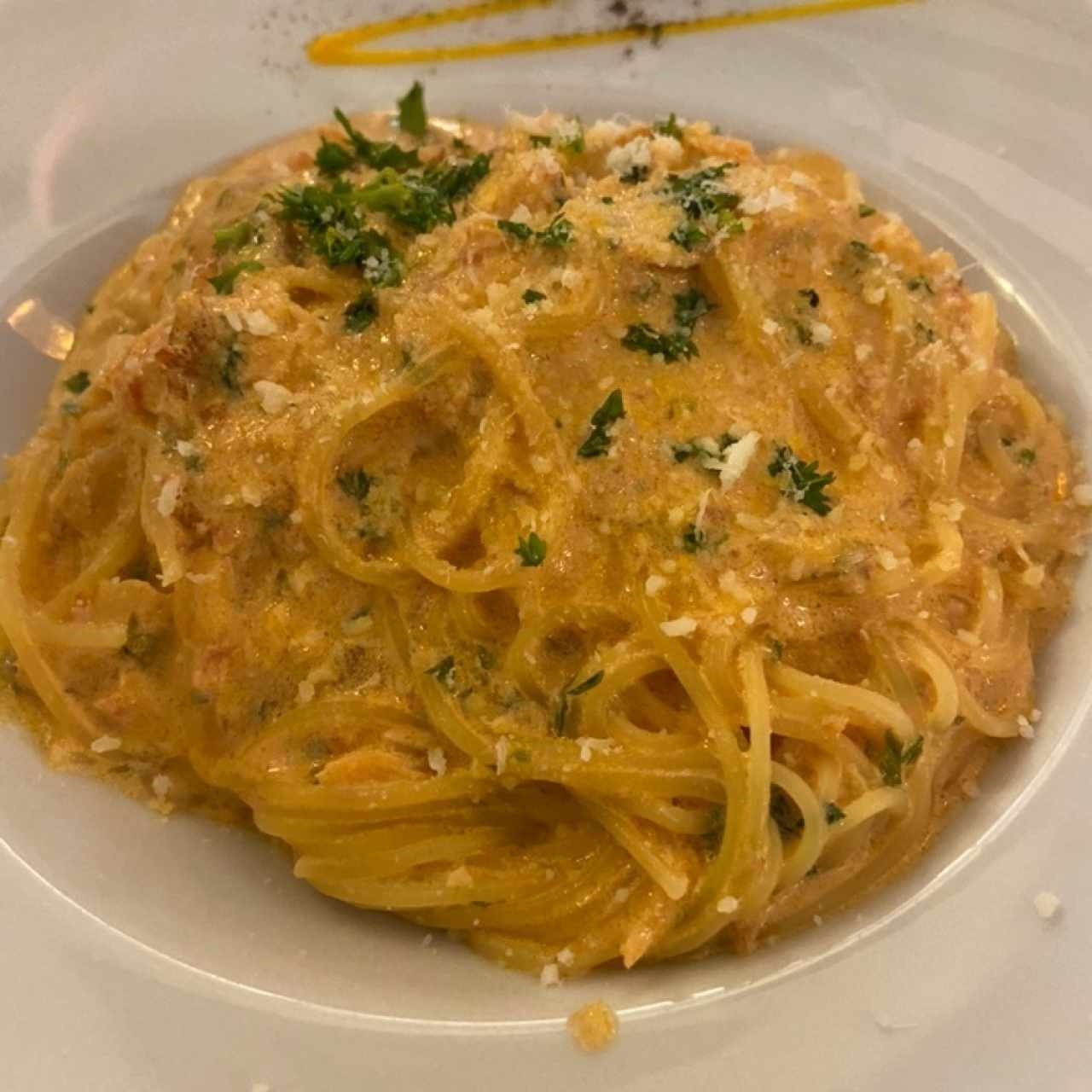 Pasta con salmón en salsa rosada