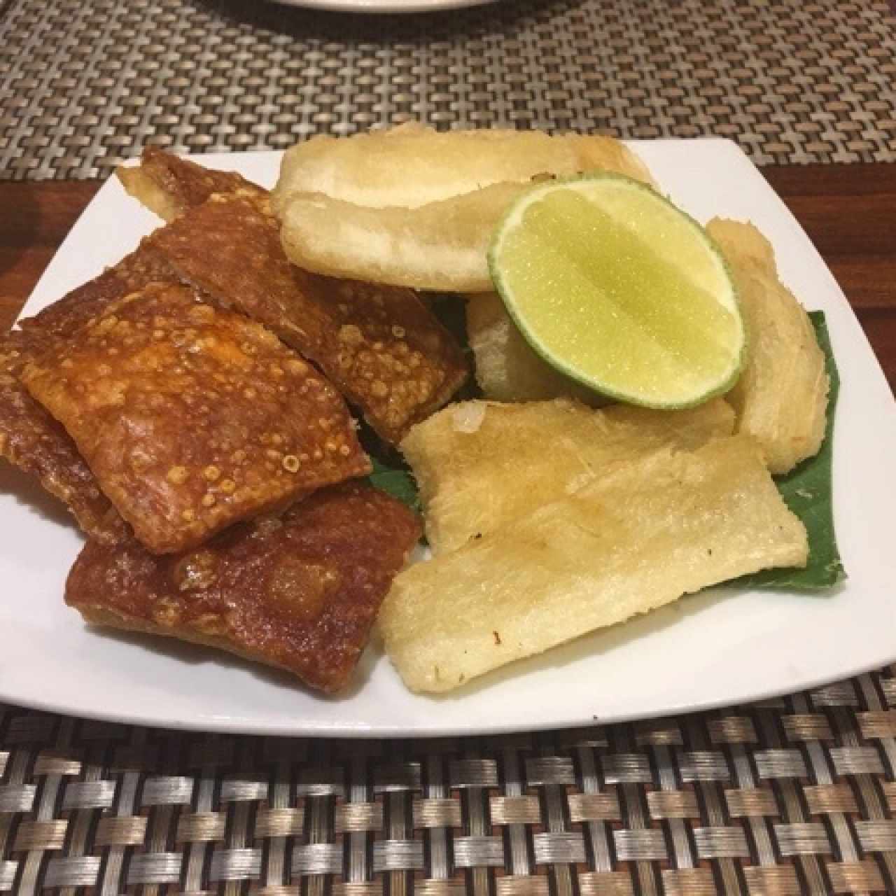 Chicharrón tostado con yuca hervida