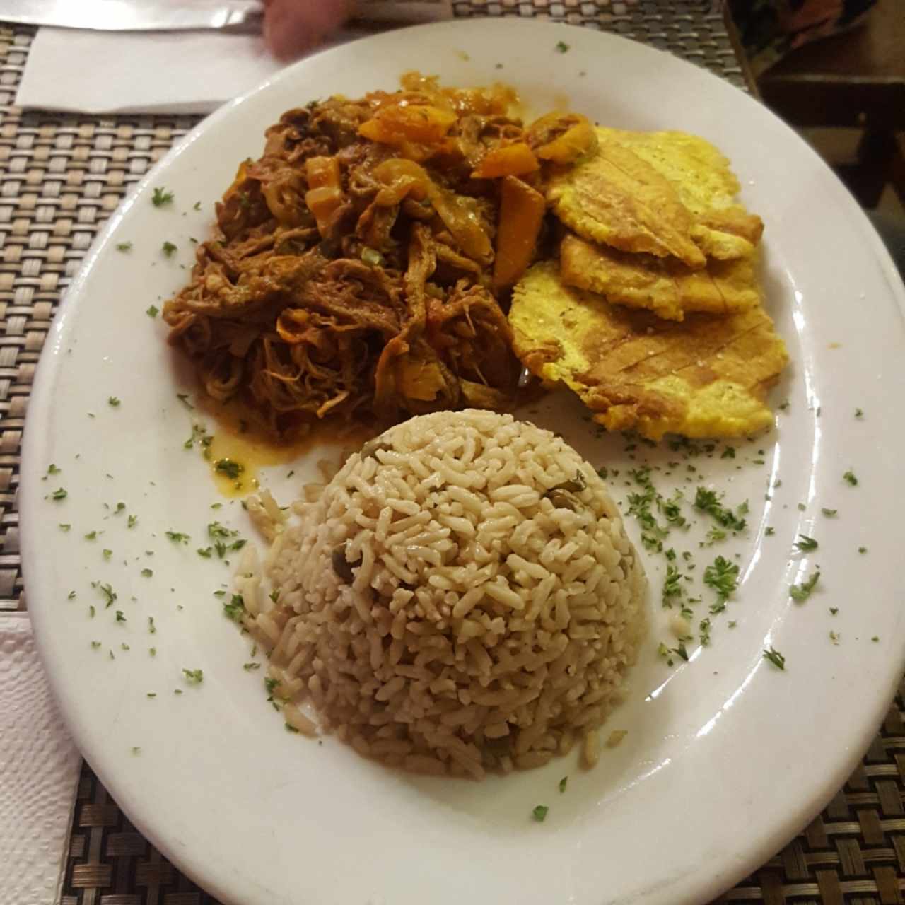  - ROPA VIEJA con arroz con cuando y patacones