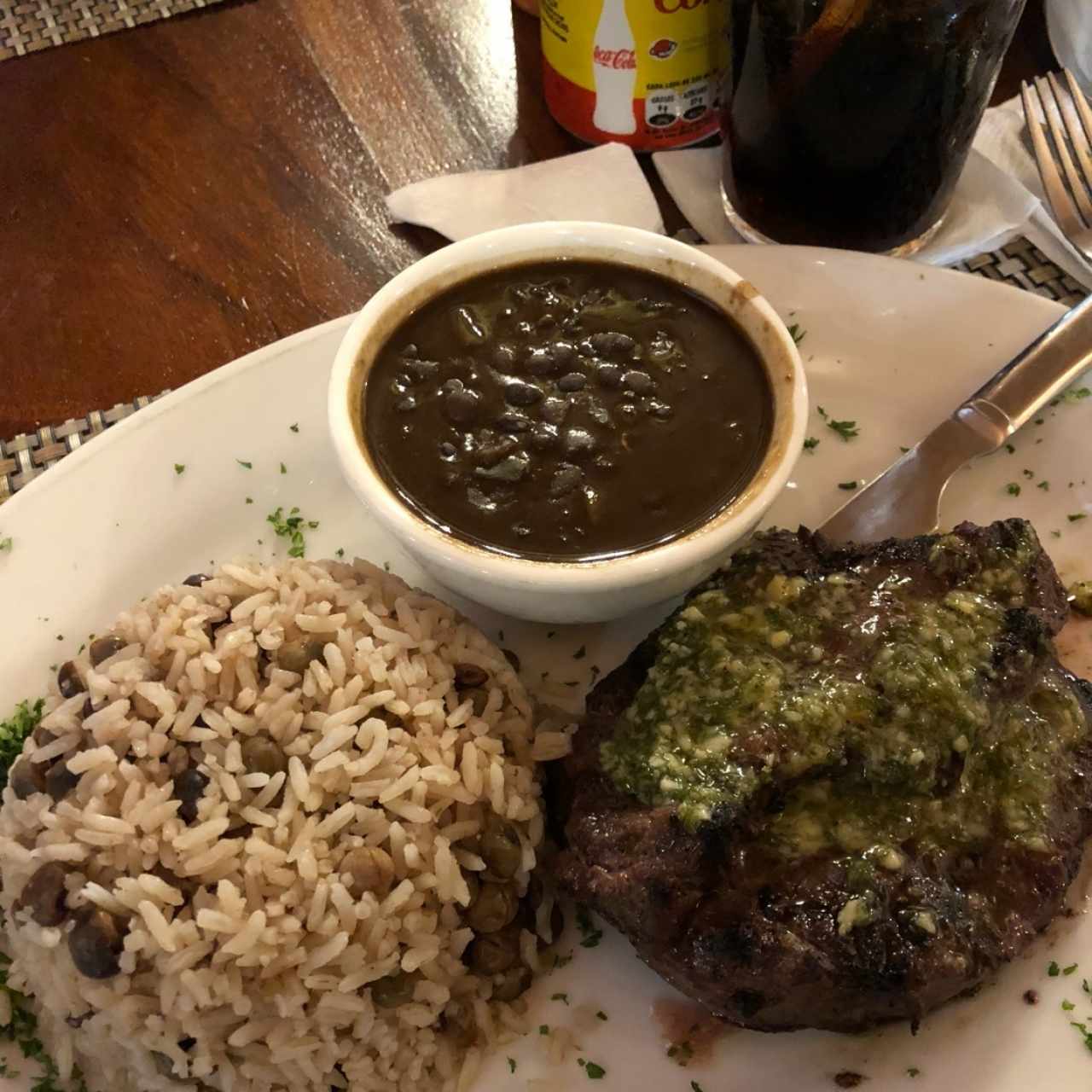 Carne de res en chimichurri. Arroz con guandu y miniestra