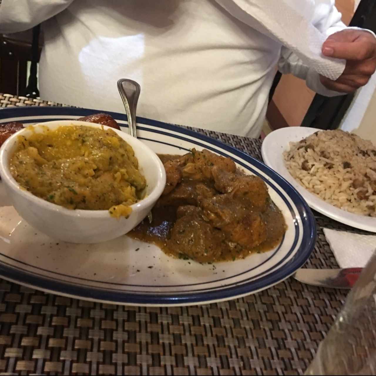 puerco guisado con arroz con guandu y tamal de olla