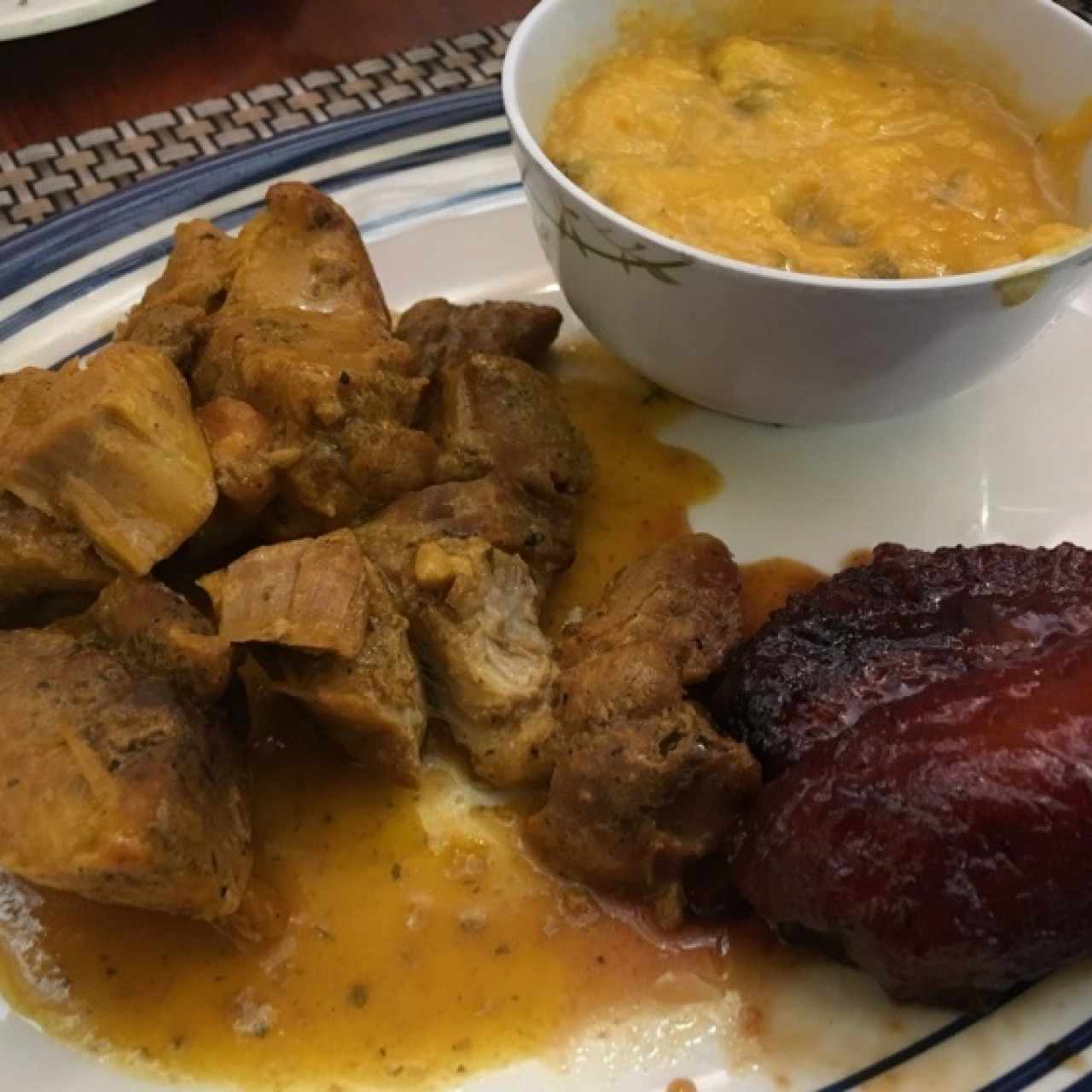 Lechón, tamal de olla y platano en tentación