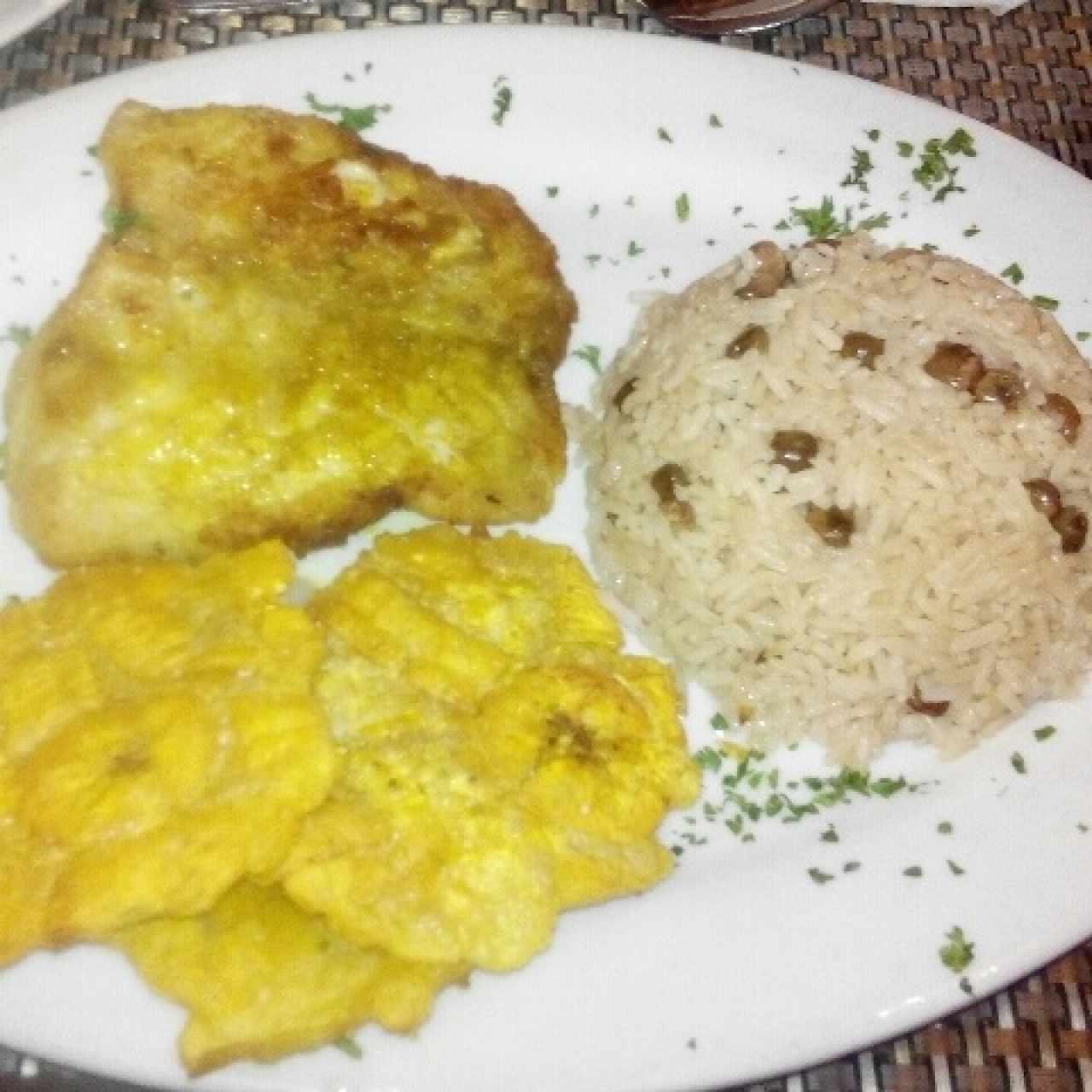 Filete de corvina en salsa criolla