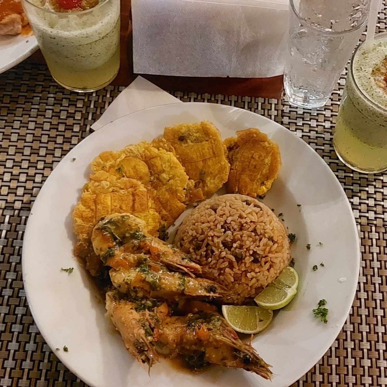 4 Langostinos al ajillo con arroz con coco y guandu y patacones