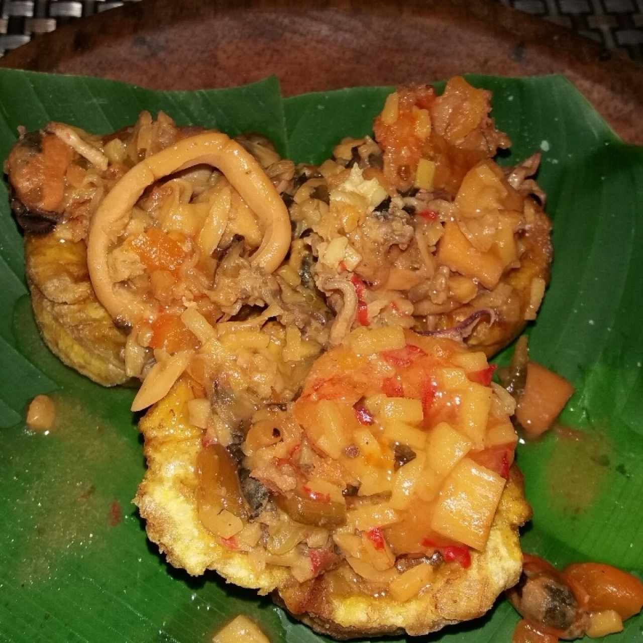 Patacones rellenos de mariscos