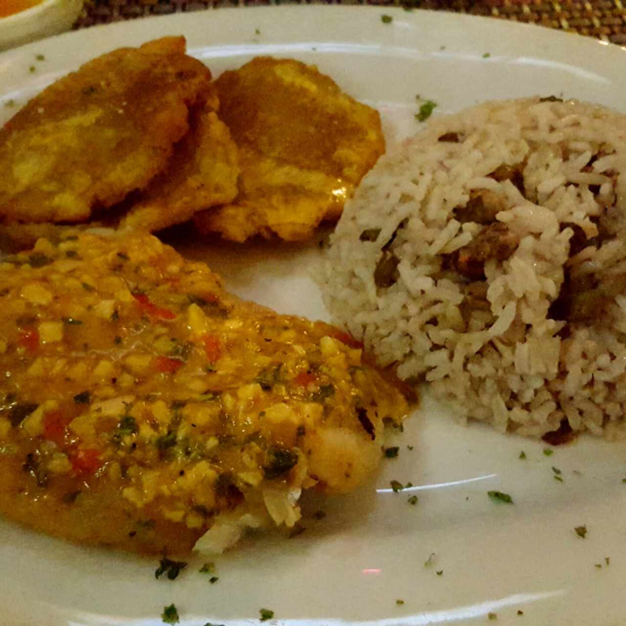 Filete de corvina al ajillo