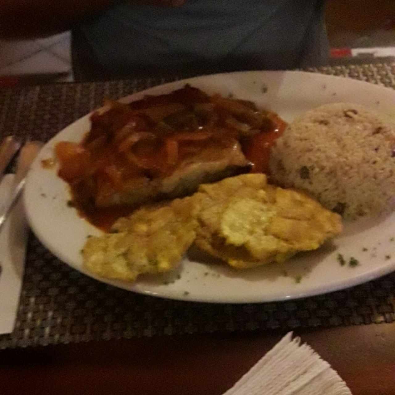 filete de pescado con salsa criolla