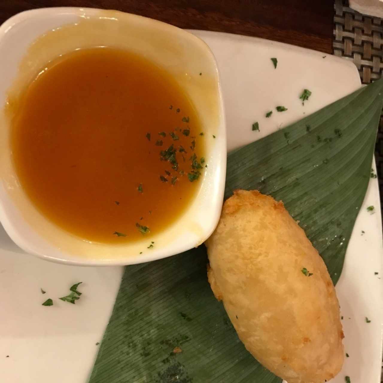 Carimañola de chicharrón con salsa de miel y maracuya