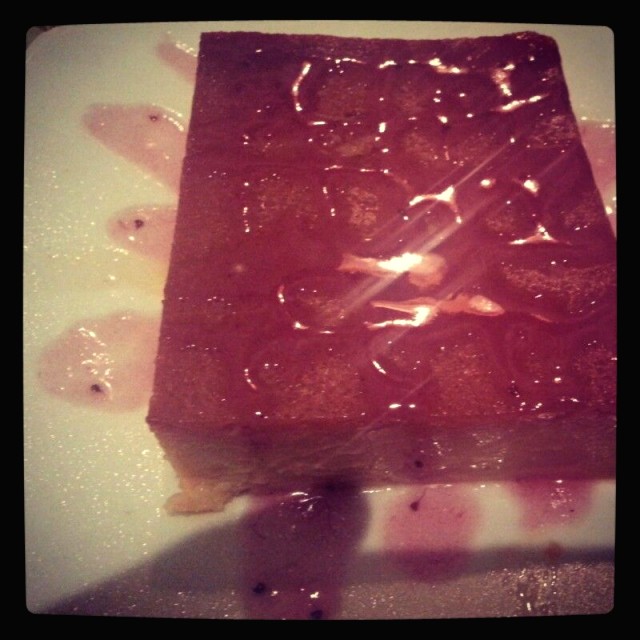 Flan de coco con mermelada de frambuesa