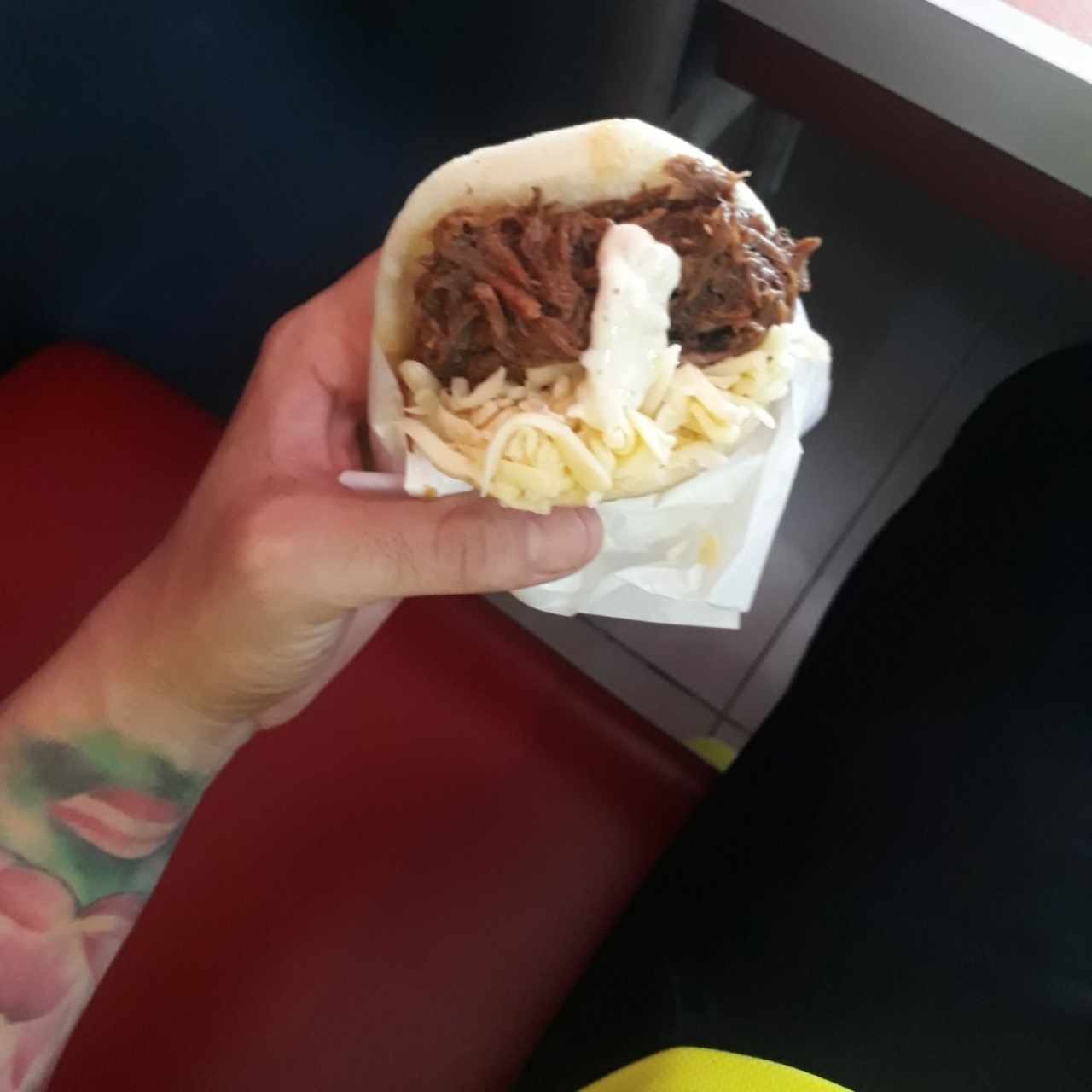 arepa de carne mechada con queso 😍