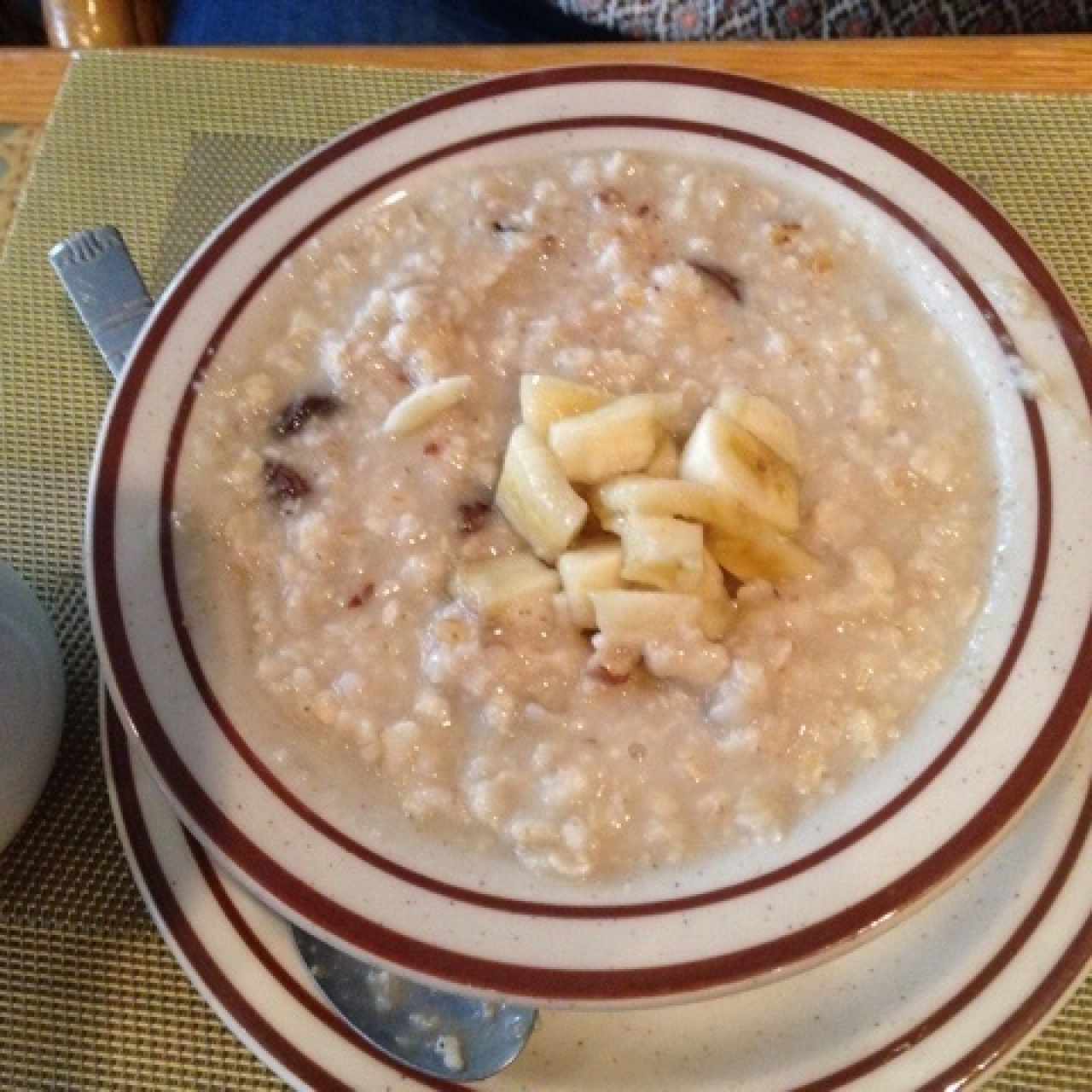 Avena con pasas, nueces y banano