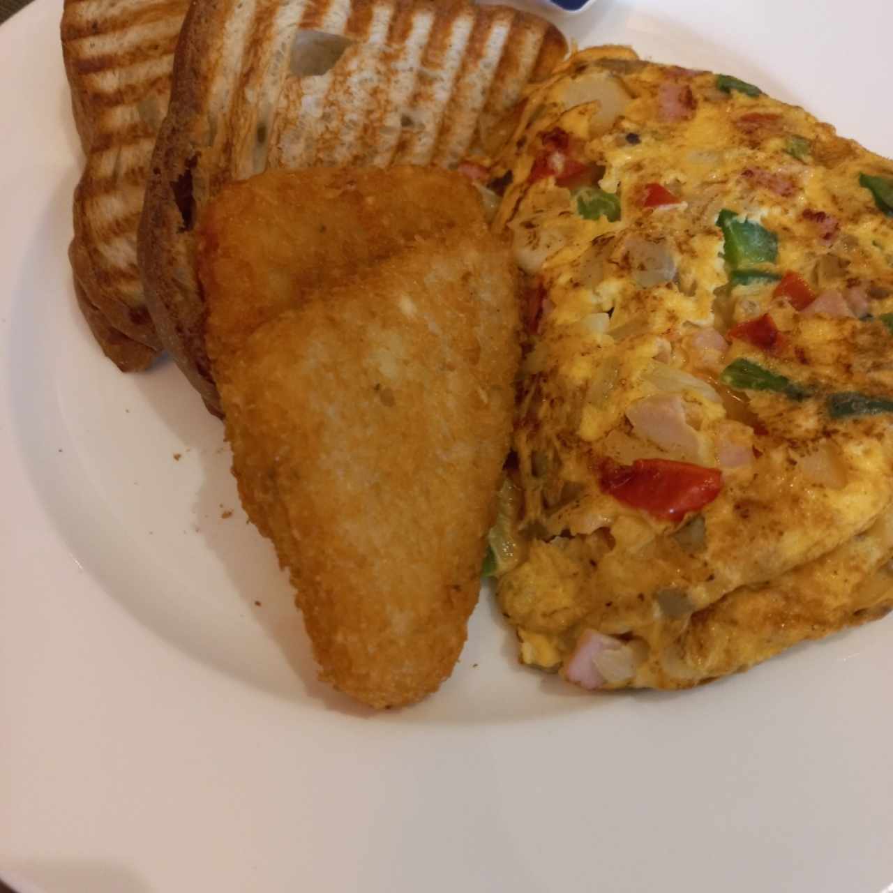 Omelet, papas rayadas y pan