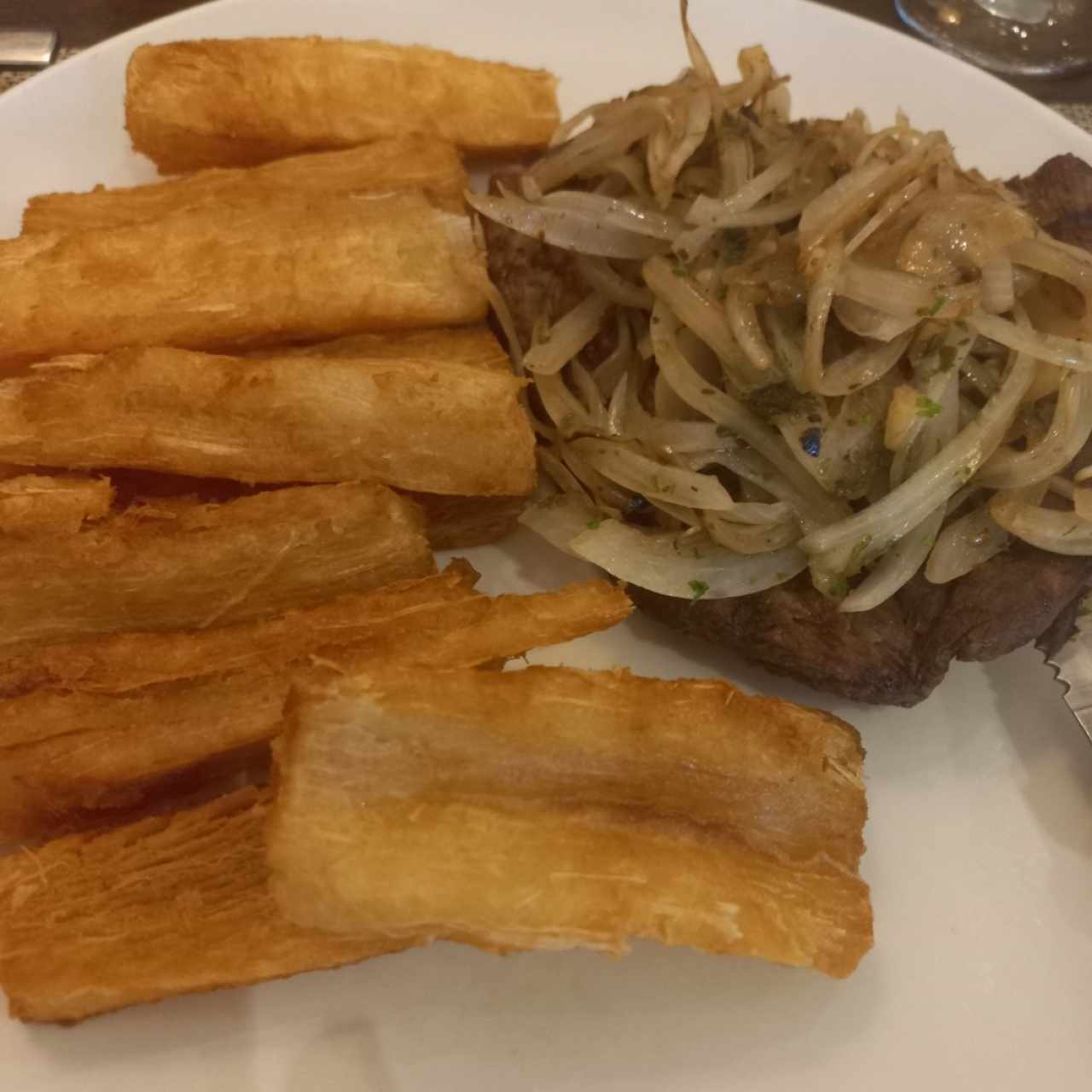 Filete encebollado con yuca