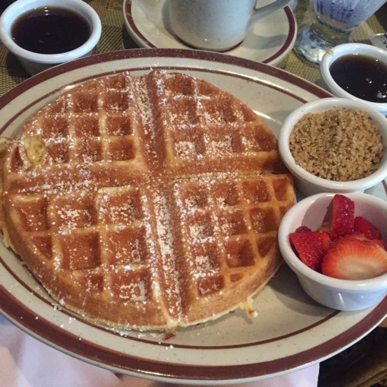 belgia waffles sencillo con toppings de fresas y nueces