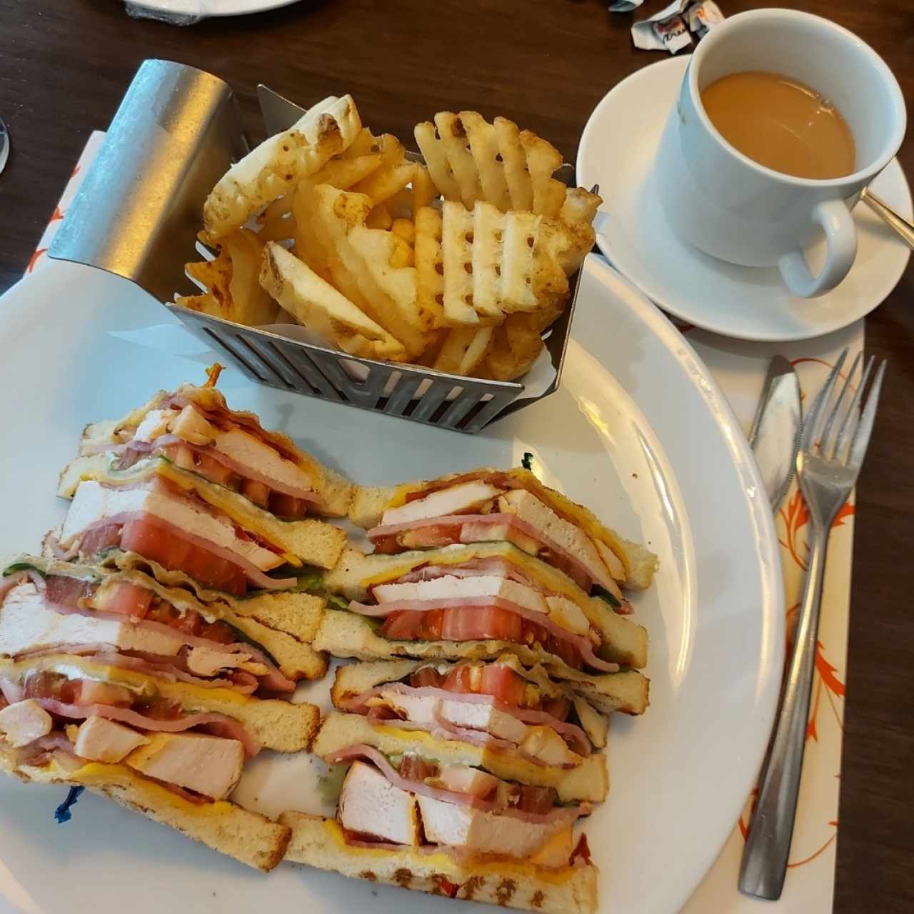 Club Sándwich con papas rejillas y café con leche 