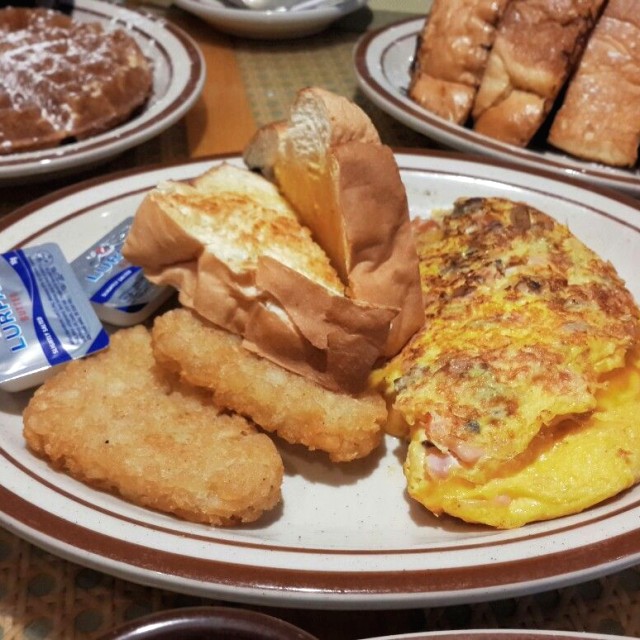 Omelette con papas rayadas y tostadas