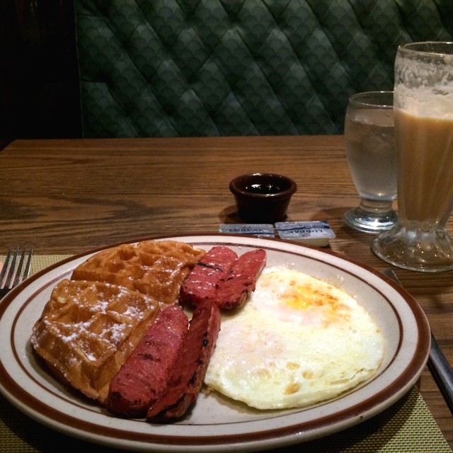 Combo Waffle, huevo frito y salchicha. Batido de melón al costado