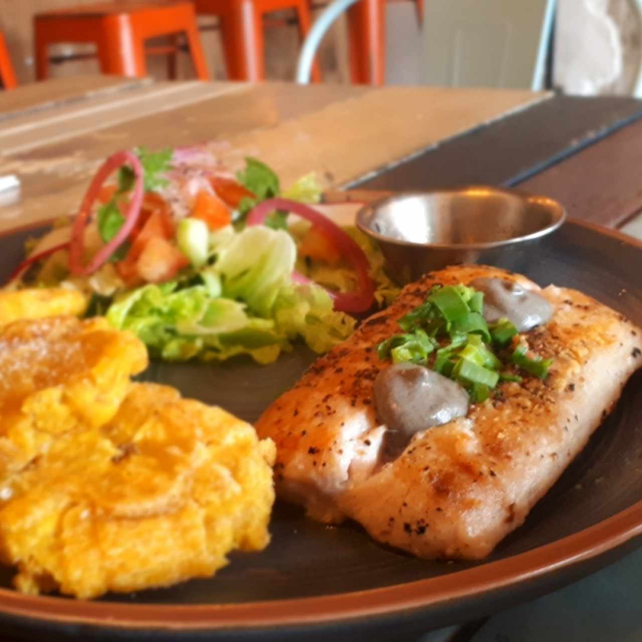 Filet de pescado a la plancha con guarnición

