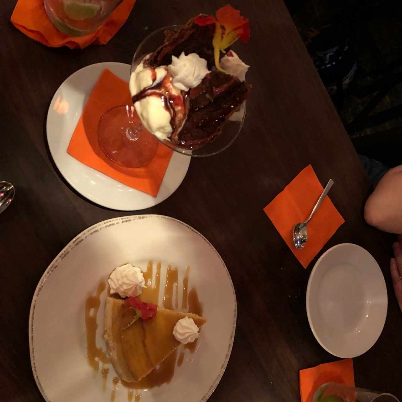 Cheese cake y Brownie con helado. 