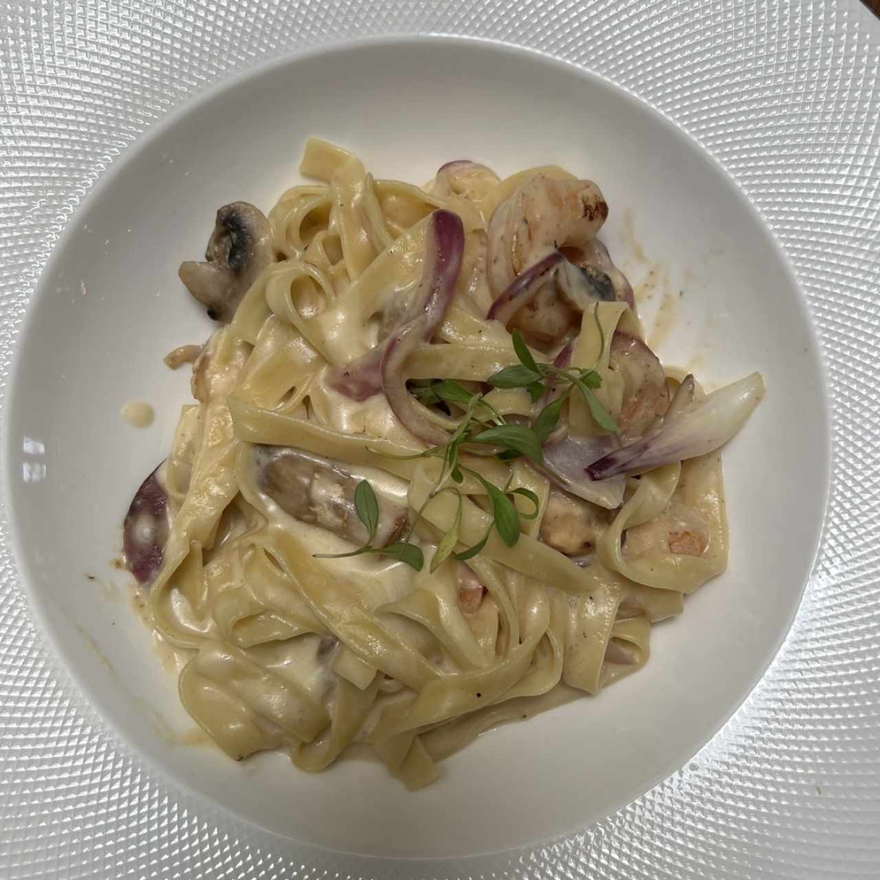 Fetuccini a la crema con camarón 