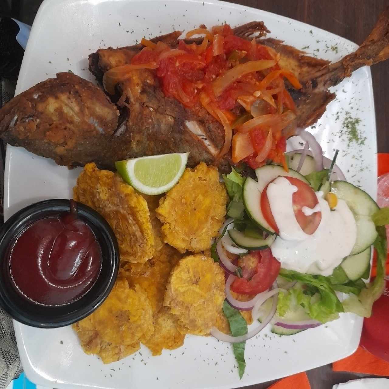 pescado frito con patacones 