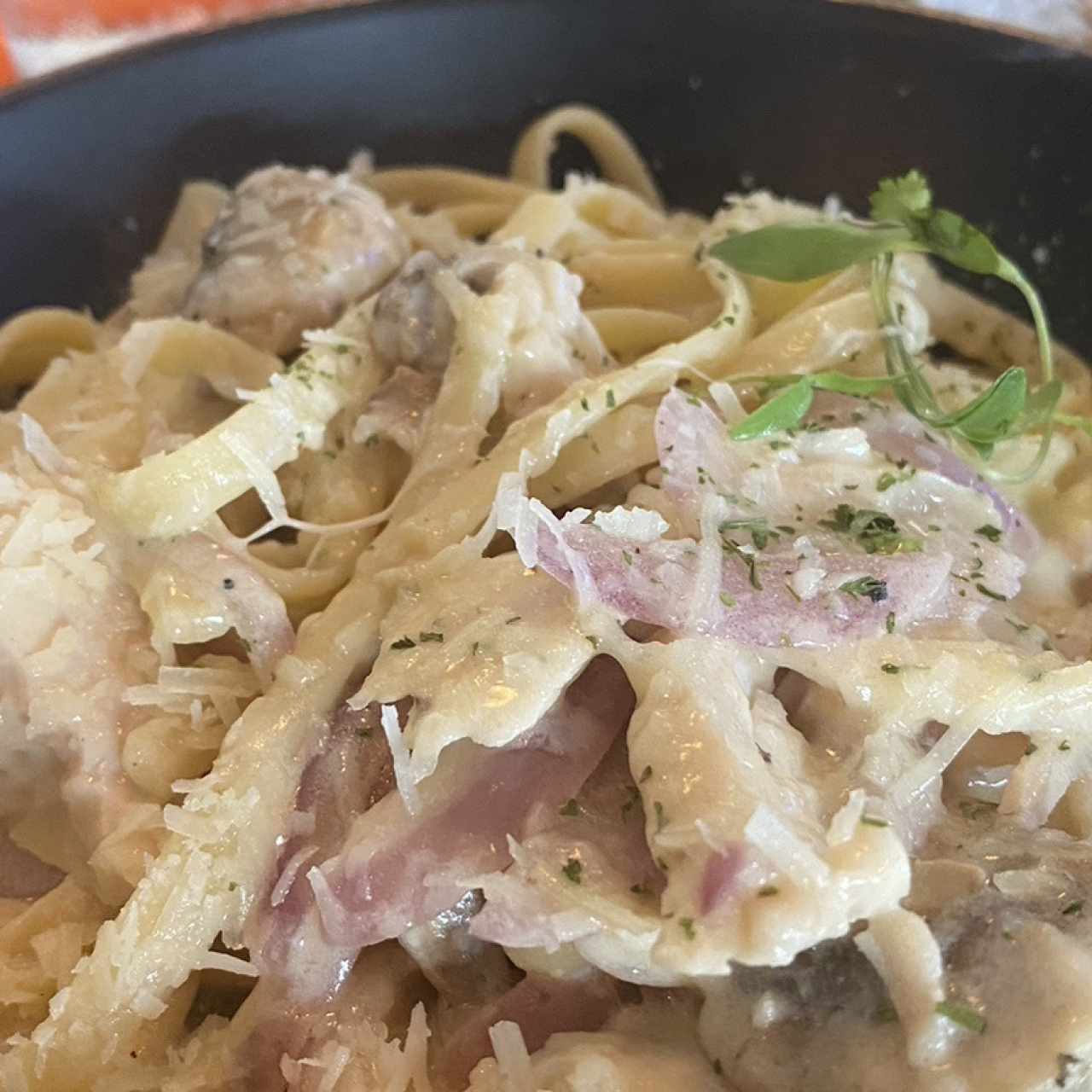 Fetuccini en salsa blanca de pollo (menú lunh)