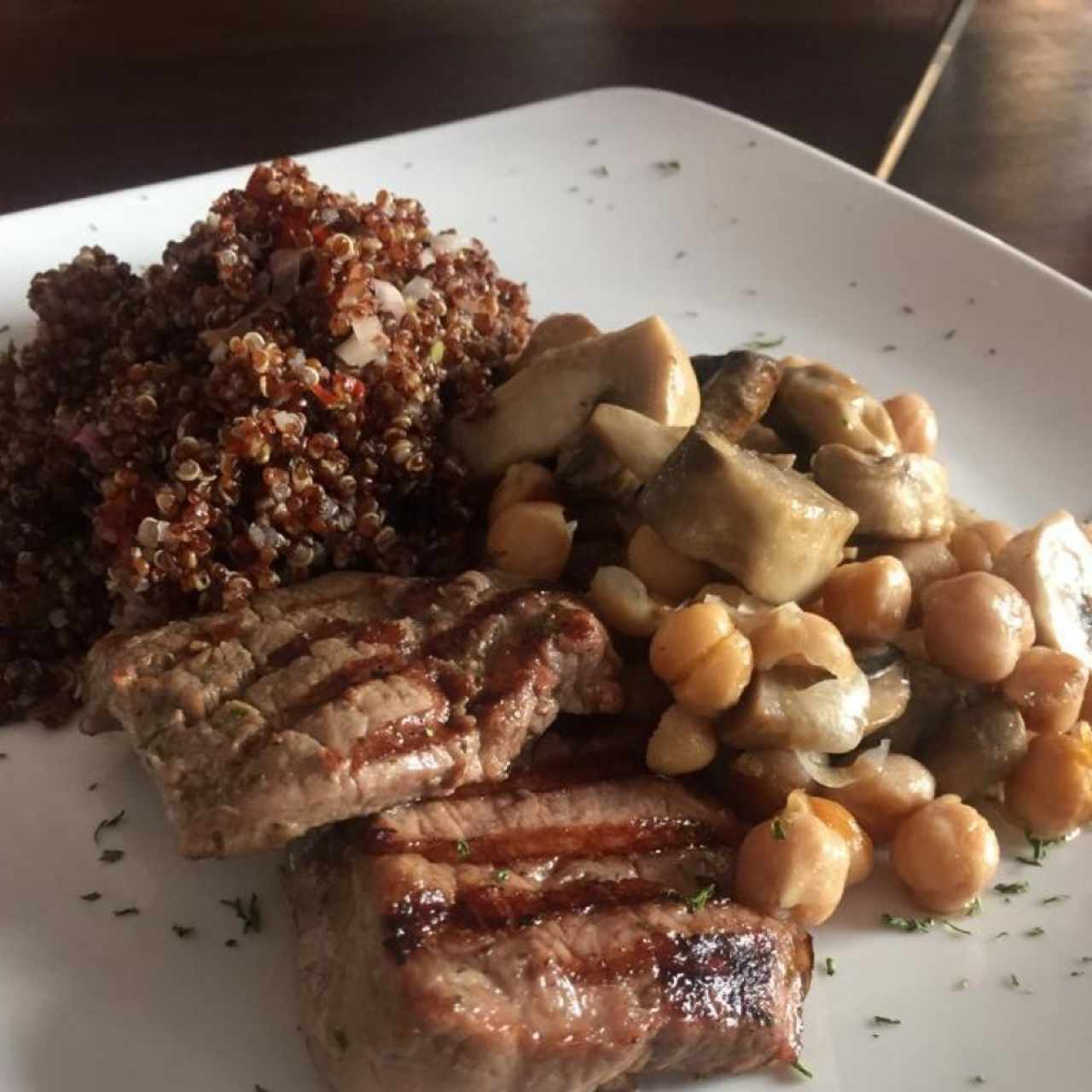 milanesa de carne, quinoa y garbanzos 