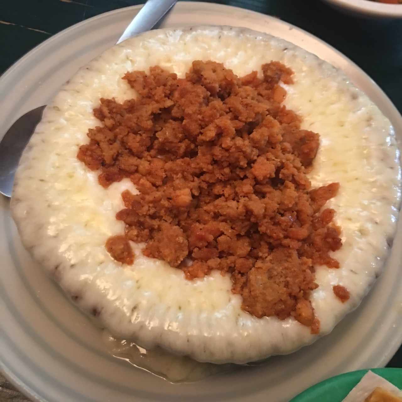 queso fundido con chorizo