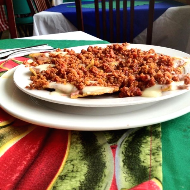 Nachos con chorizo