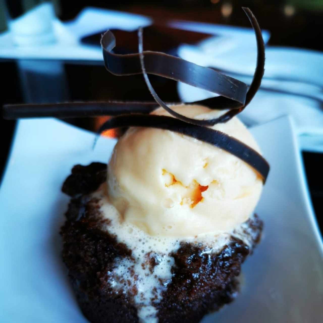 brownie con helado de vainilla