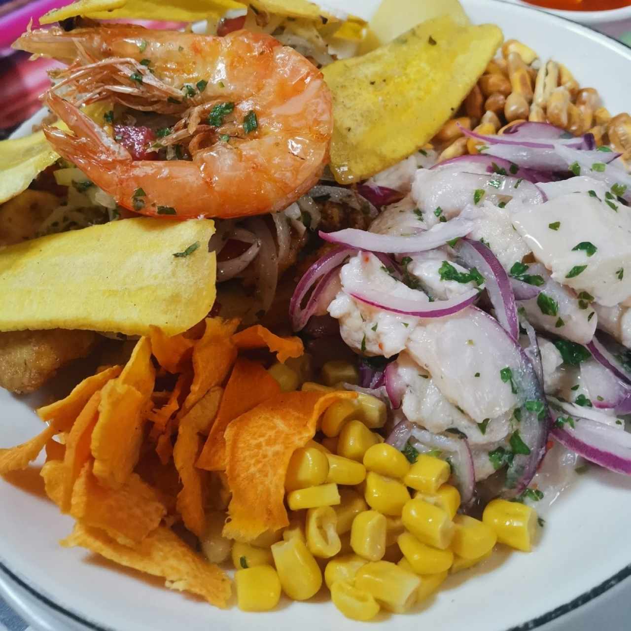 Plato especial de ceviche limeño con jalea de mariscos