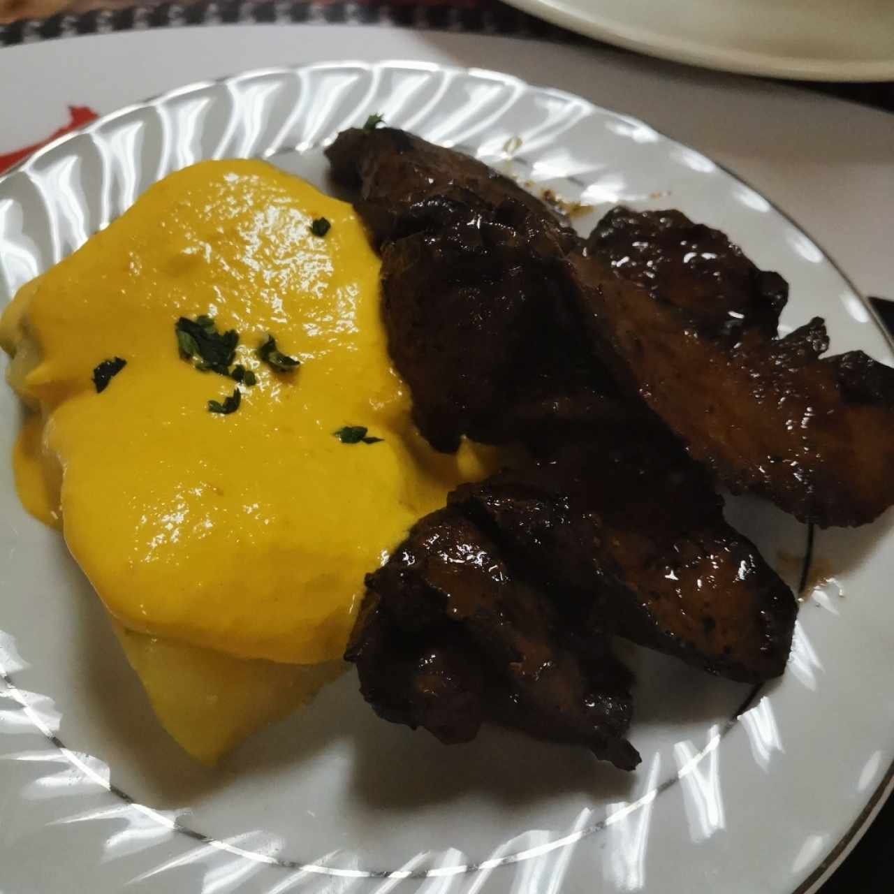 Papa a la huacaína, anticuchos, plato de cortesía para probar. 