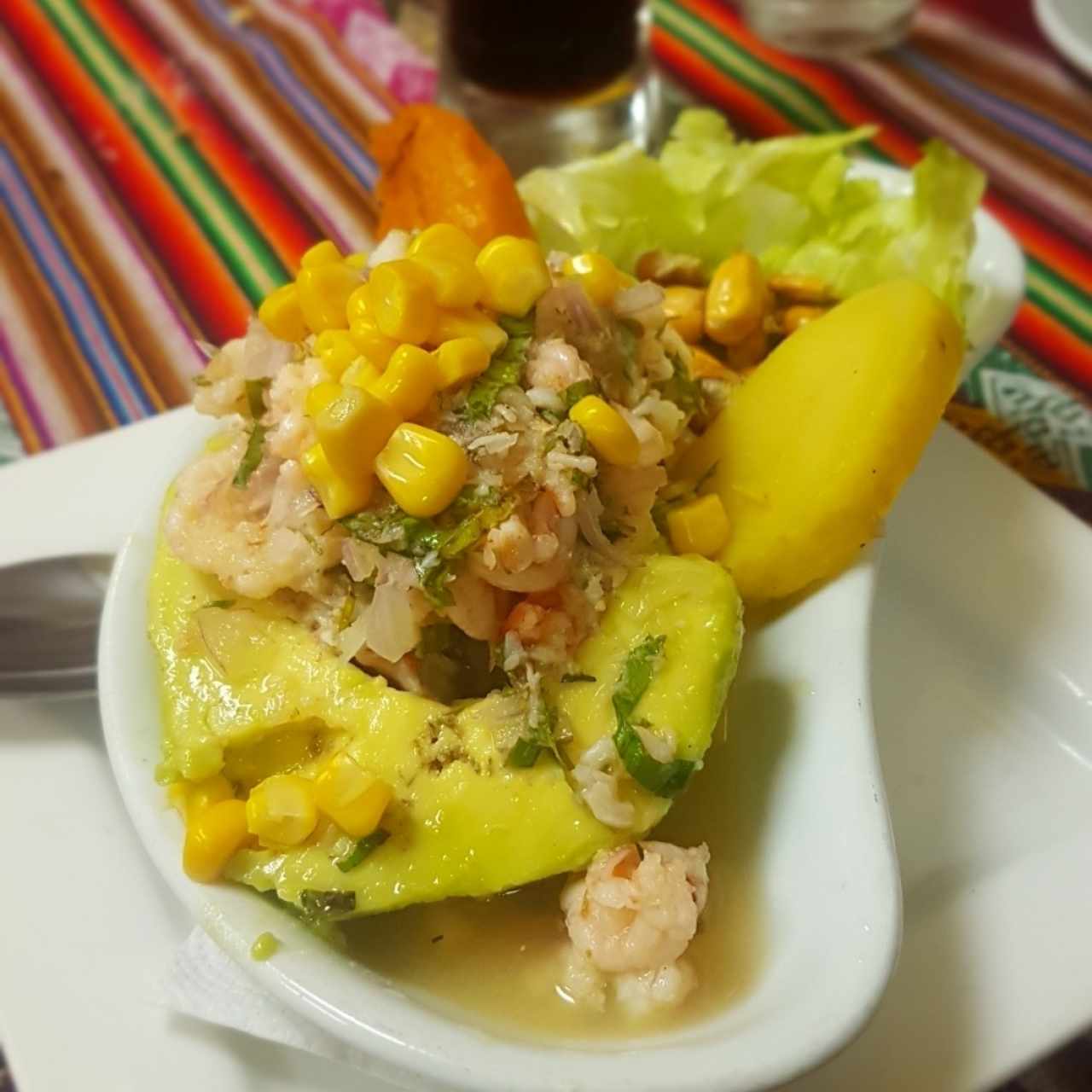 Aguacate relleno con ceviche