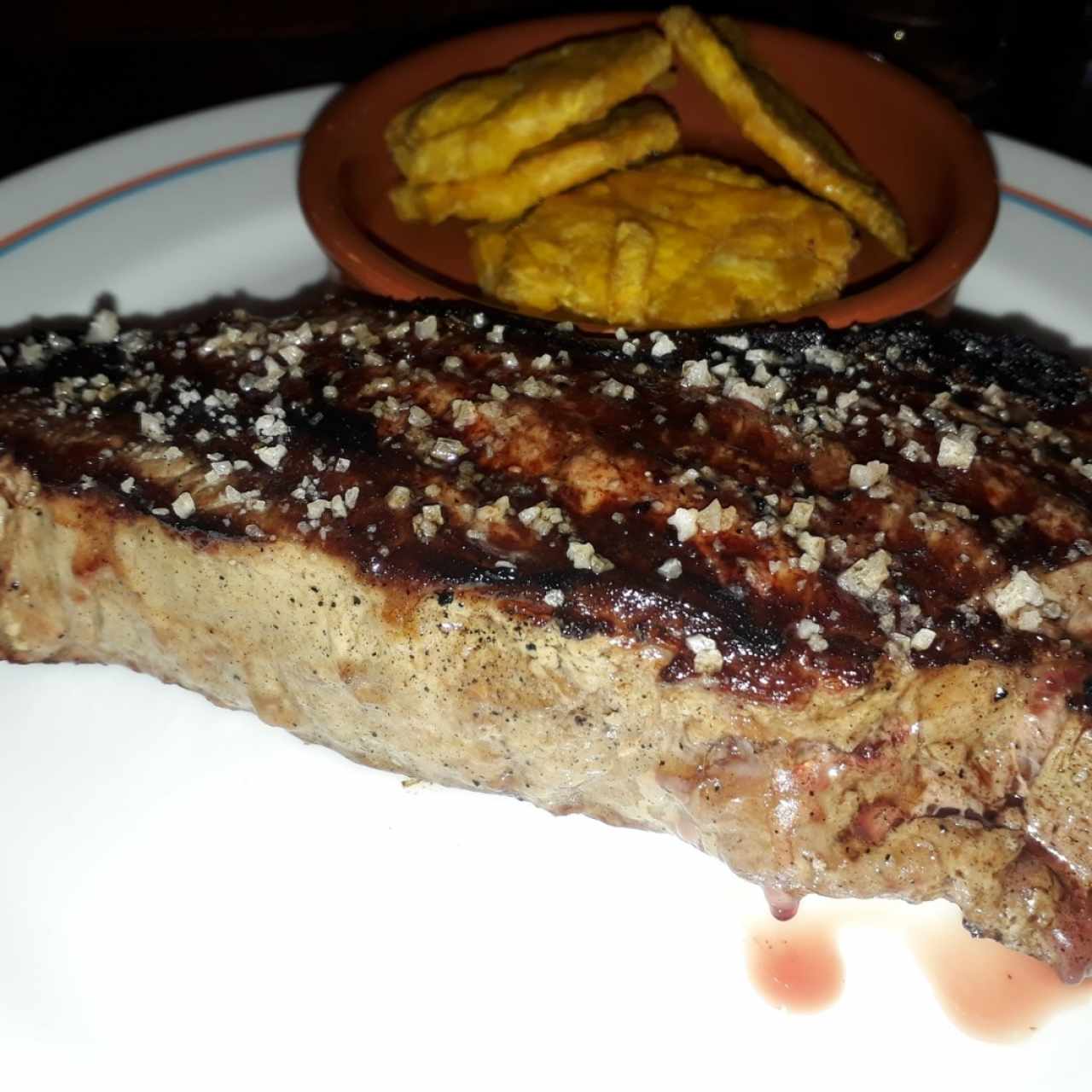 Bife de Chorizo acompañado con patacones 