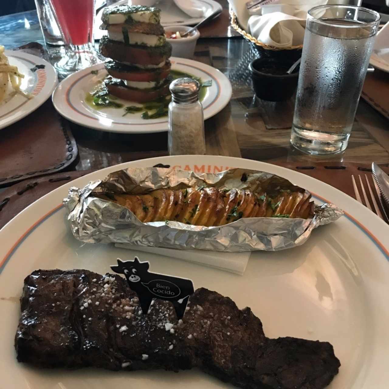 Entraña con papas al horno y Capresa