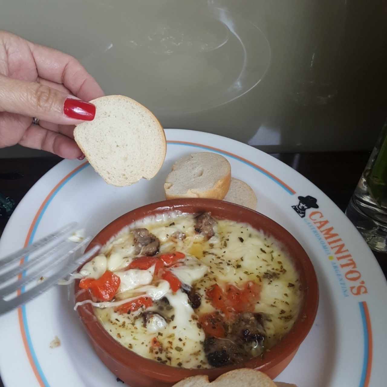 Queso fundido con chorizo