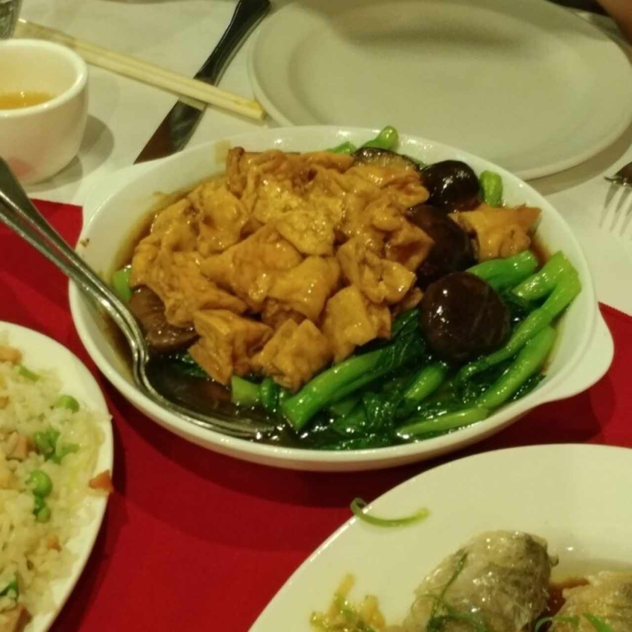 Tofu Frito con Hongos y Hojas de Mostazas