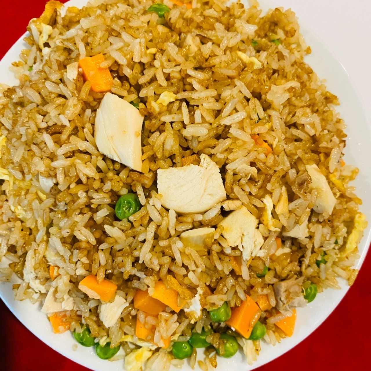 Arroz frito con pollo.