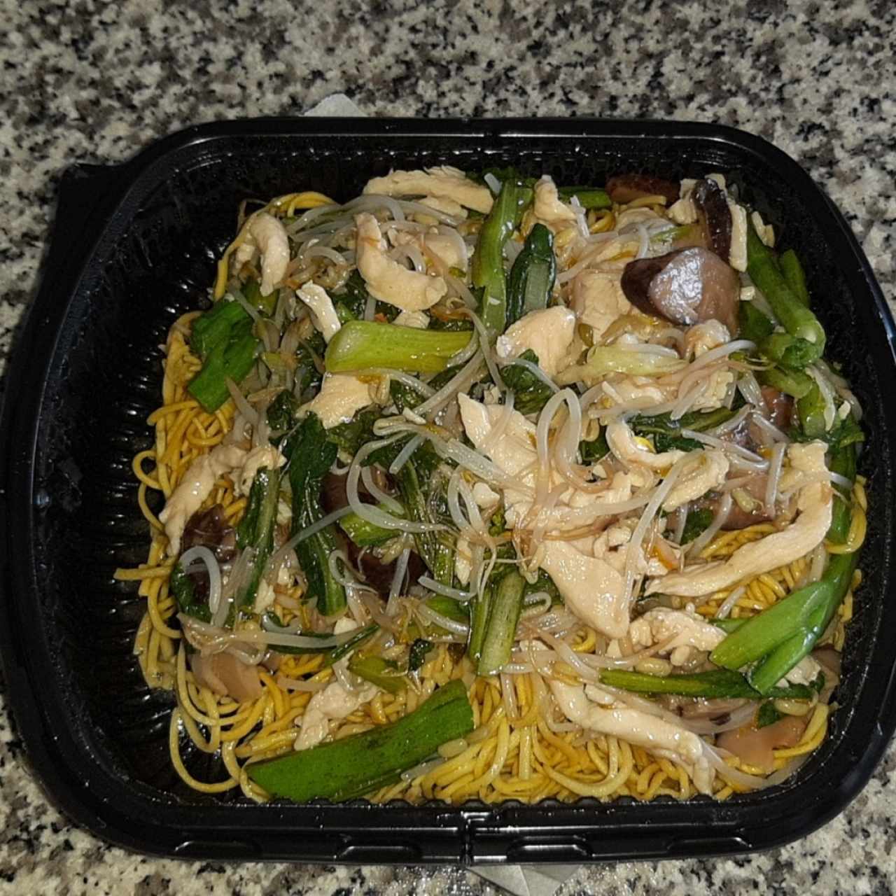 Chow Mein Pollo a la Cantón