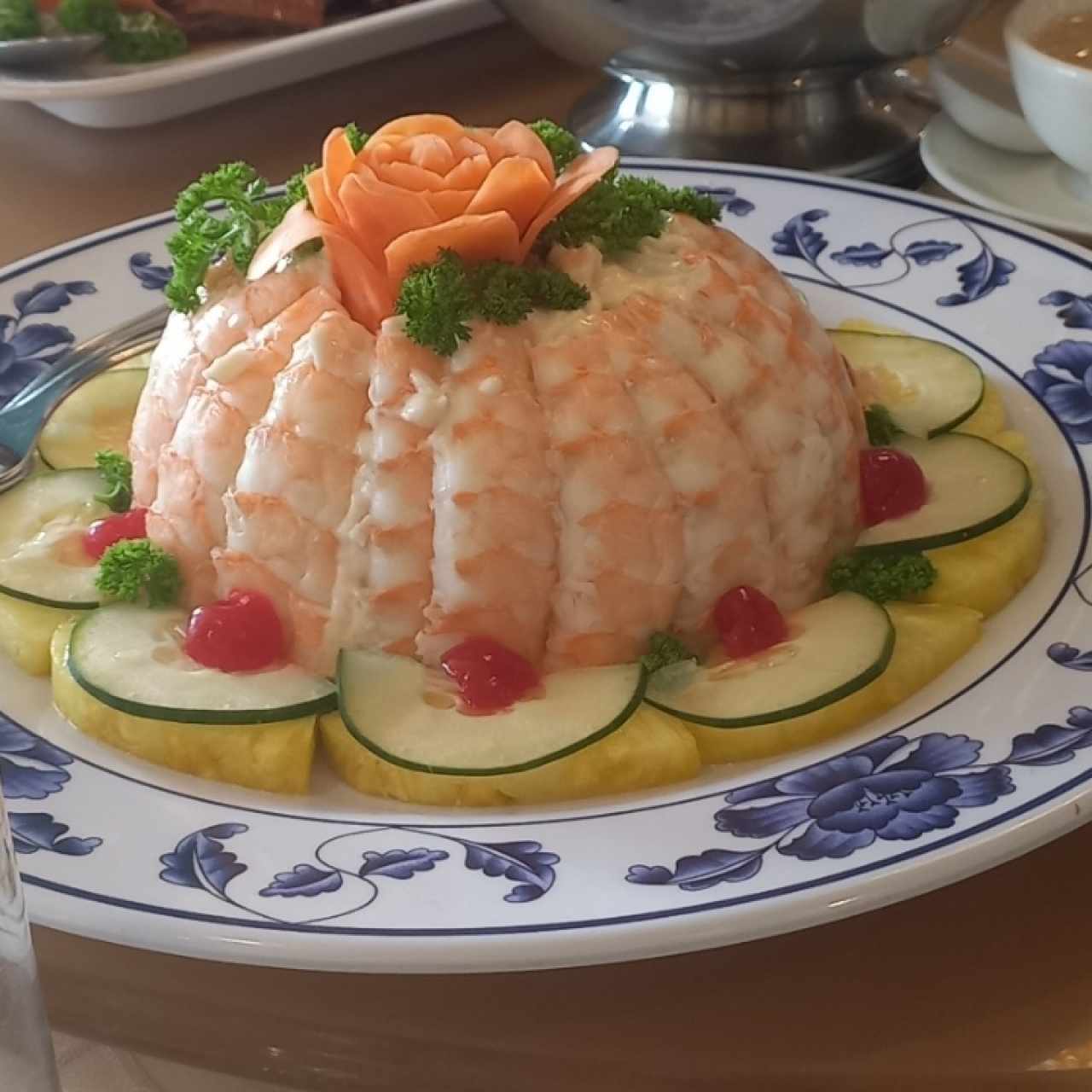 ensalada de papa coronada con langostinos