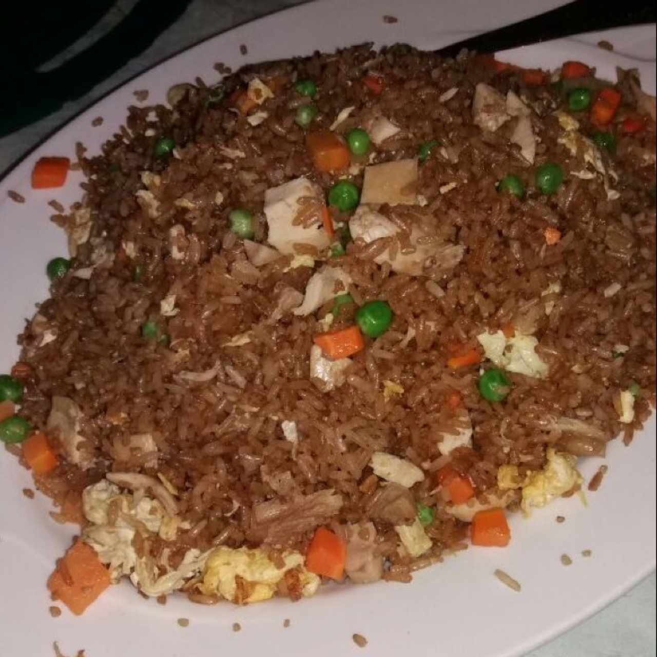 Arroz frito con pollo