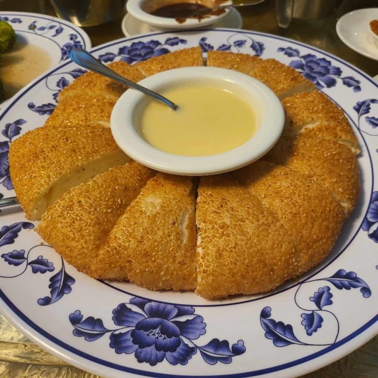 Pan de ajonjolí relleno de ciruela con leche condensada