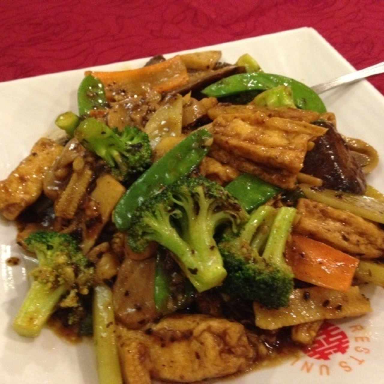 tofu con vegetales y hongos chinos